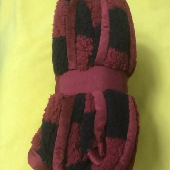 Velvet Plush Throw Red And Black Checkered. - Picture 2 of 5